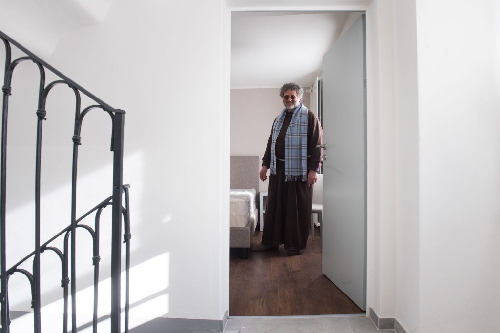 Il direttore della Fondazione, Fra Martino Dotta, in una delle camere di Casa Martini a Locarno (Ti-Press)