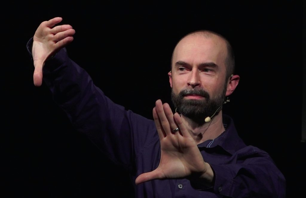 Andrea Della Neve dopo gli spettacoli incontra sempre il pubblico e propone anche laboratori specifici per i ragazzi