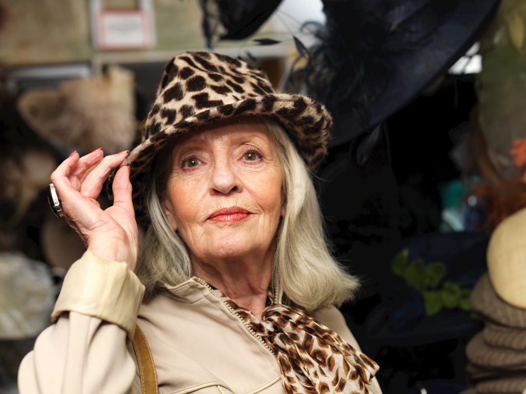 Per molti la seconda parte della vita è quella in cui smetti di cercare di farti guardare e cominci a guardarti in giro (Marka)