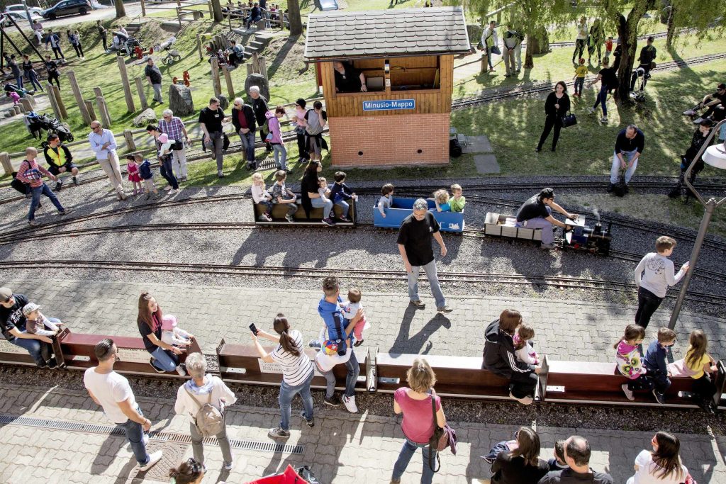 I binari costruiti dall’Ataf animano il parco giochi di Minusio sui terreni che una volta erano il cantiere della Mappo-Morettina (Stefano Spinelli)