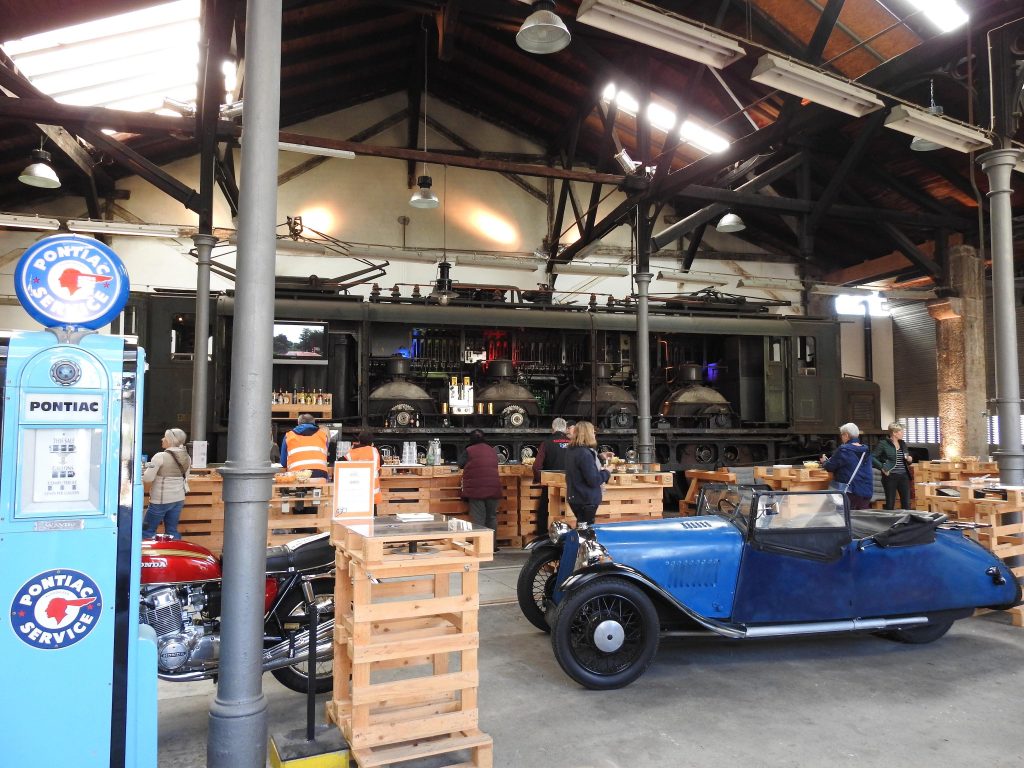 La grande sala nelle ex Officine di Biasca con il bar dentro a una locomotiva