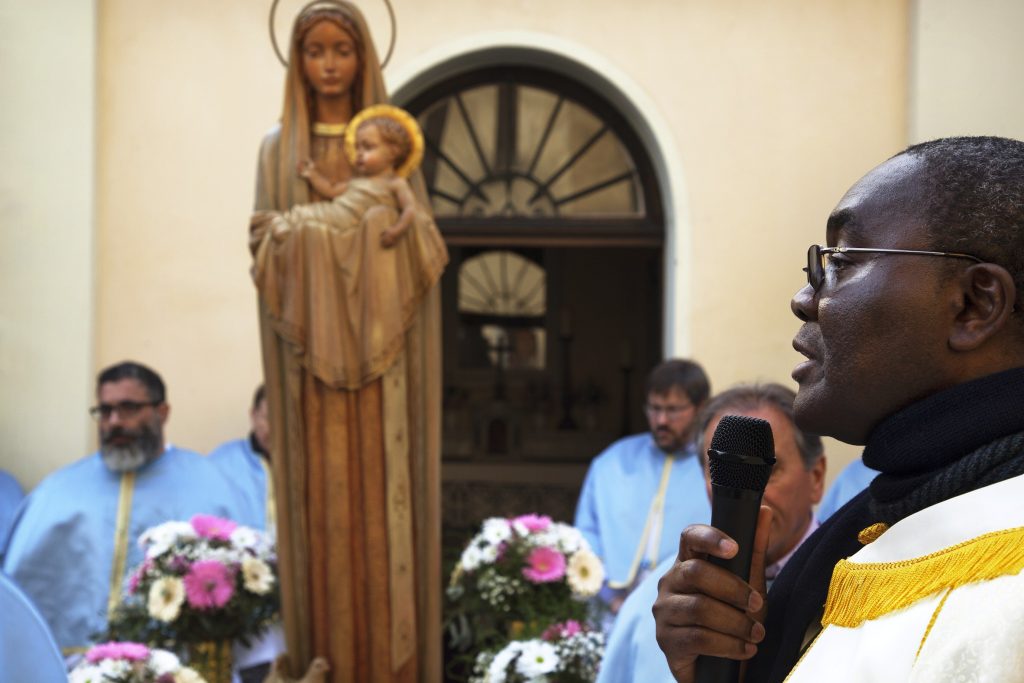 Don Darius in processione