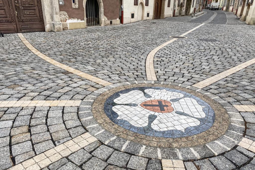 Decorazione della piazza di fronte alla Chiesa della parrocchia luterana di Sopron