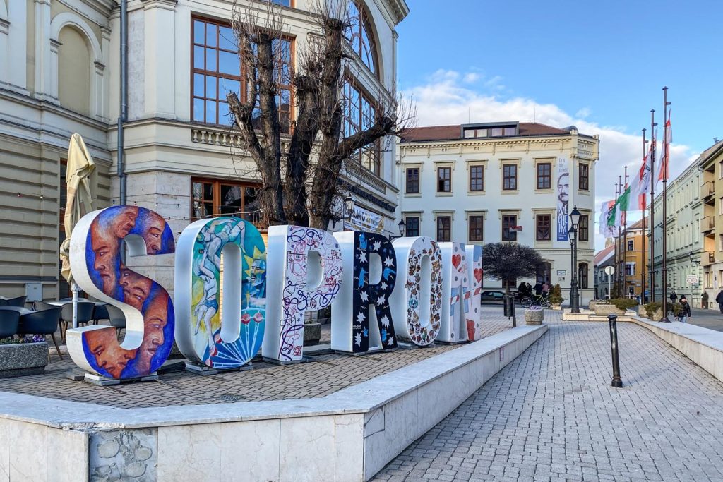 Una pittoresca scritta celebra la città di Sopron