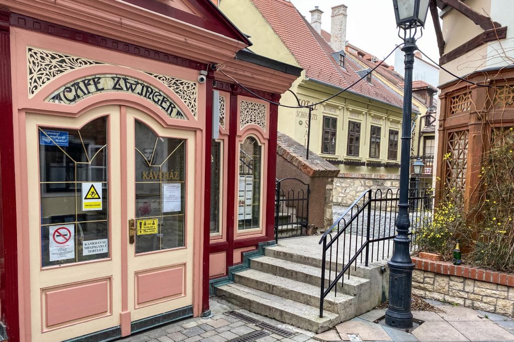 Palazzi in stile liberty tra i vicoli nei pressi delle mura romane