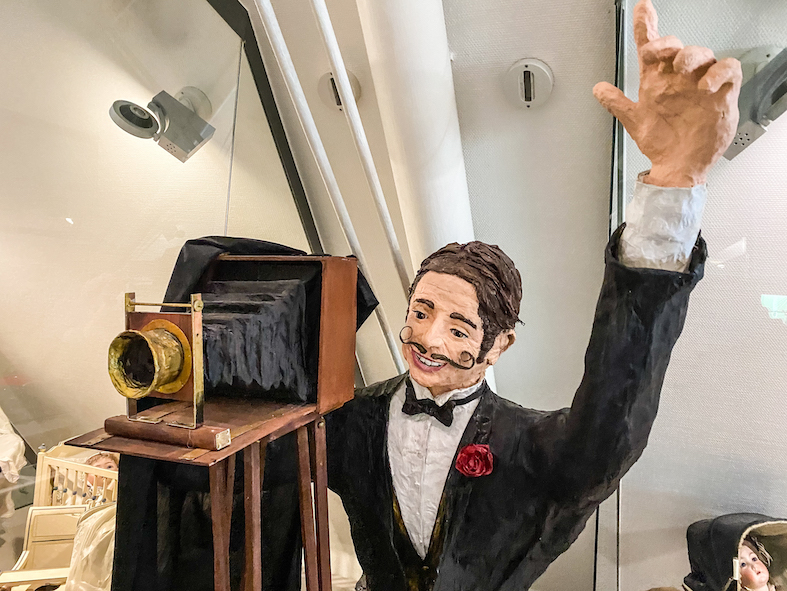 Anche l’avvento del cinema ebbe un’influenza sul  mondo dei giocattoli, dando origine alla riproduzione di immagini in movimento più sofisticate