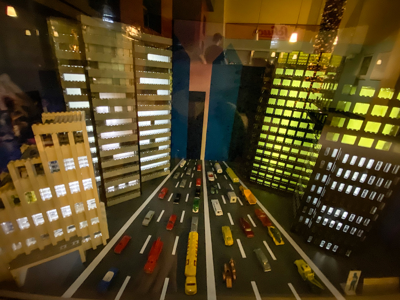 Al piano superiore del museo sono esposti i giocattoli degli ultimi decenni. Macchinine e progresso