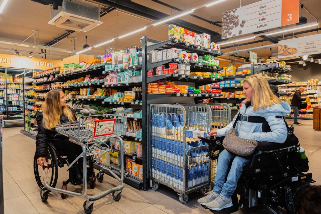 Grazie alle ampie corsie la spesa si fa più semplice, come mostrano Aurora e Simona (Oleg Magni)