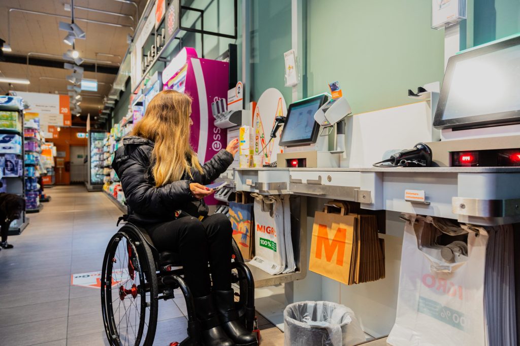 Aurora alla cassa automatica (Oleg Magni)