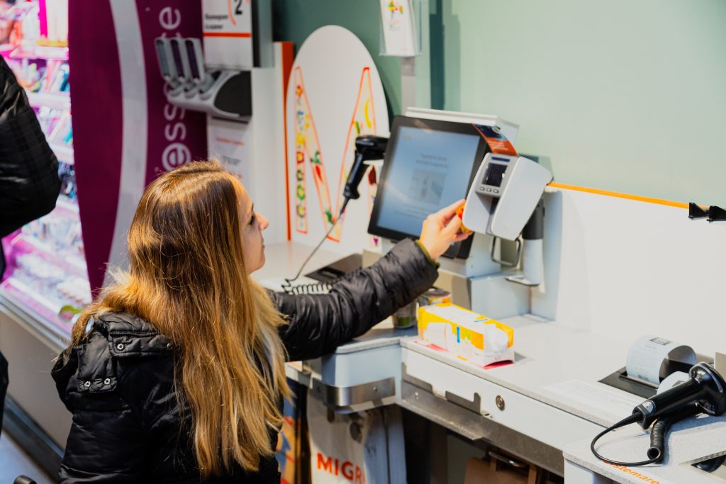 Aurora alla cassa automatica (Oleg Magni)