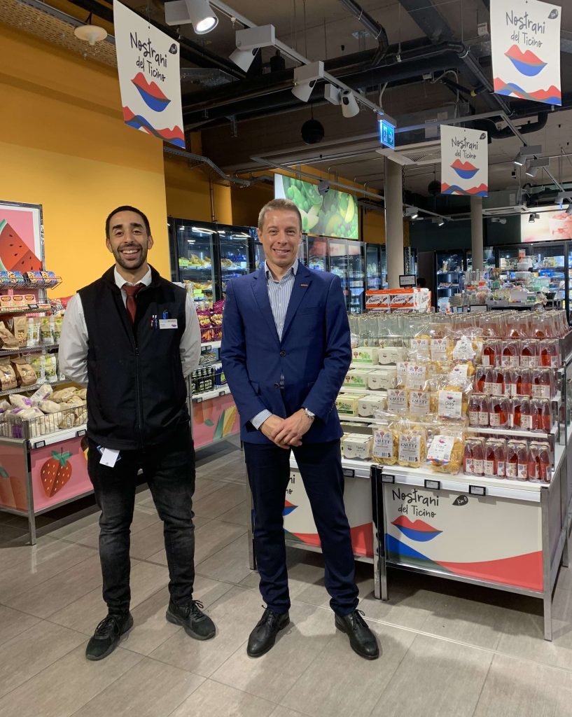 Il gerente Marvin Aldi con Brando Rickenbach, Migros Ticino Total Store (S.Sala)