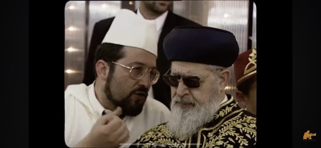 Il Rabbino Ovadia Yosef (a destra); still dal documentario di Ofer Pinhasov