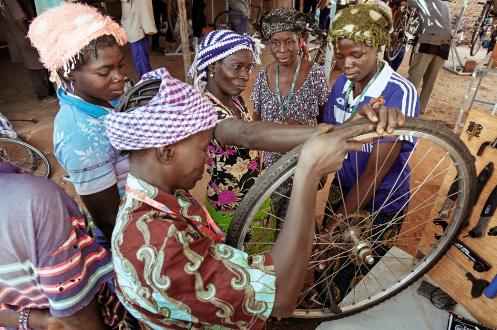 Biciclette usate svizzere vengono recuperate in Africa (Velafrica)