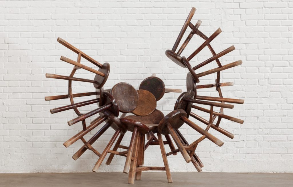 Grapes (Grappolo), 2013. 34 sgabelli della dinastia Qing (1644- 1911), cm 170 x 208 x 184. Courtesy of Ai Weiwei Studio