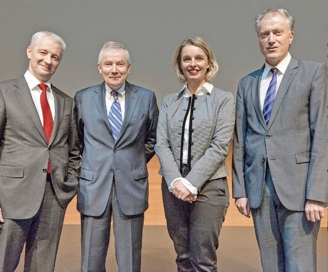 Da sinistra: Fabrice Zumbrunnen, responsabile del Dipartimento Risorse umane, affari culturali e sociali, tempo libero della FCM; Andrea Broggini, presidente dell'Amministrazione della FCM; Ursula Nold, presidente dell'Assemblea dei delegati; Herbert Bolliger, presidente della Direzione generale della FCM.