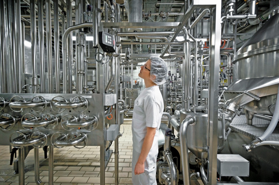 Una collaboratrice all’interno dell’Elsa, una delle industrie Migros elogiate dal WWF (MM)