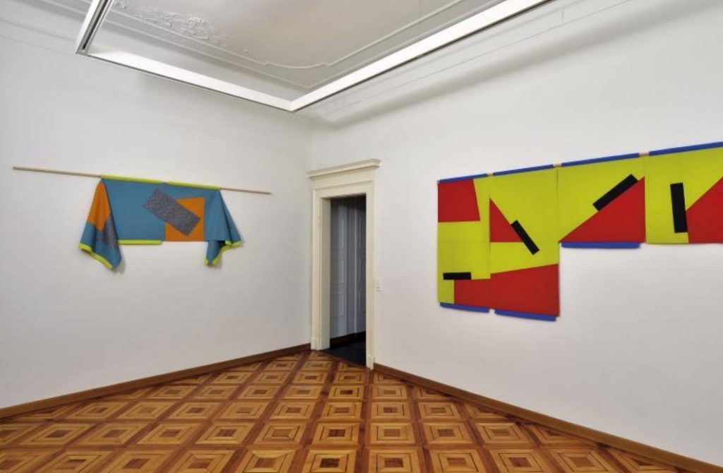 Installazione di Luca Frei (Lugano *1976), "Counterforms" e "Senza Titolo", 2017, legno, cotone colorato. Courtesy the artist