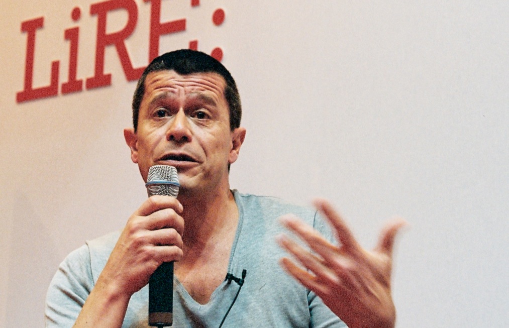 Il grande scrittore francese Emmanuel Carrère (Raphael labbé)
