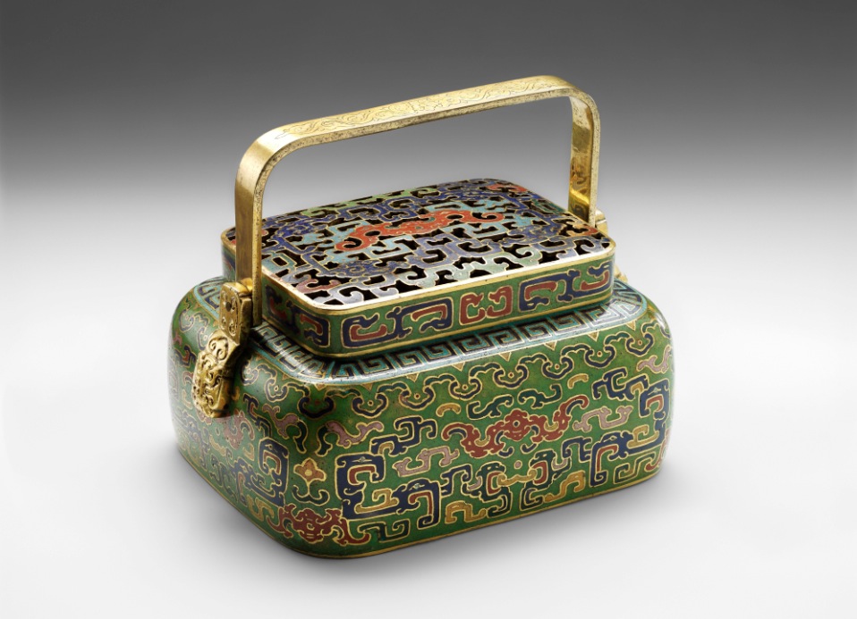 Scaldapiedi decorato con pipistrelli,	creature di buon auspicio. Smalto Cloisonné, Dinastia Qing	(1644–1911),	19.sec. Marian	Gérard	©	Baur	Foundation,	Geneva