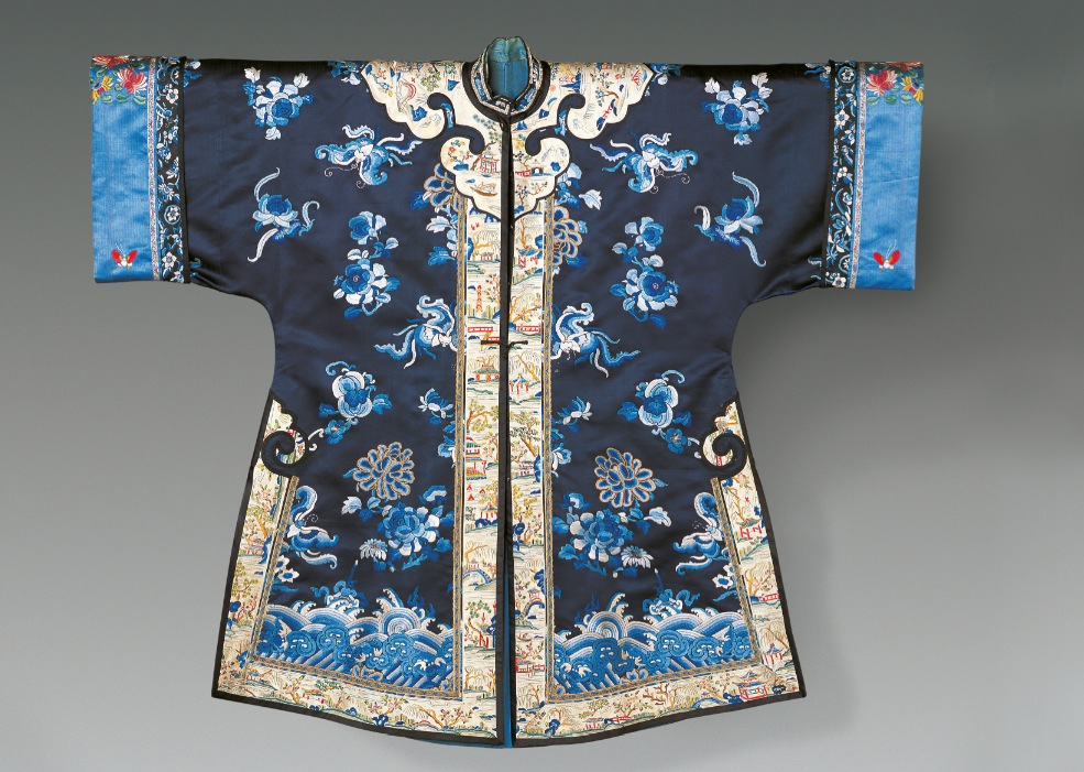 Giacca lunga blu, da casa. Seta ricamata, Dinastia Qing  (1644–1911) Marian Gérard © Baur Foundation, Geneva