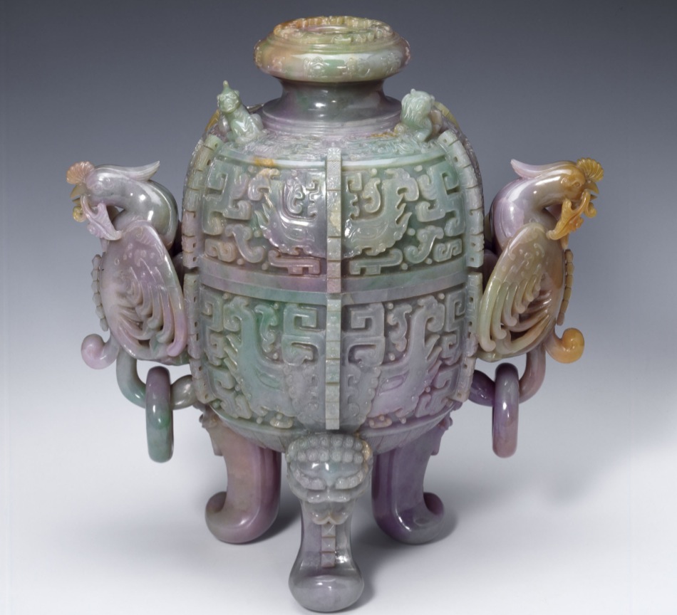 Tripode, decorato con fenici. Giadeite, Dinastia Qing  (1644–1911), 1880–1920. Marian Gérard © Baur Foundation, Geneva