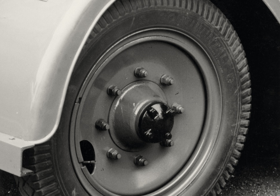 Albert Renger-Patzsch Autoreifen, 1920s - 30s vintage gelatin silver print 23.6 × 16.9 cm (particolare)