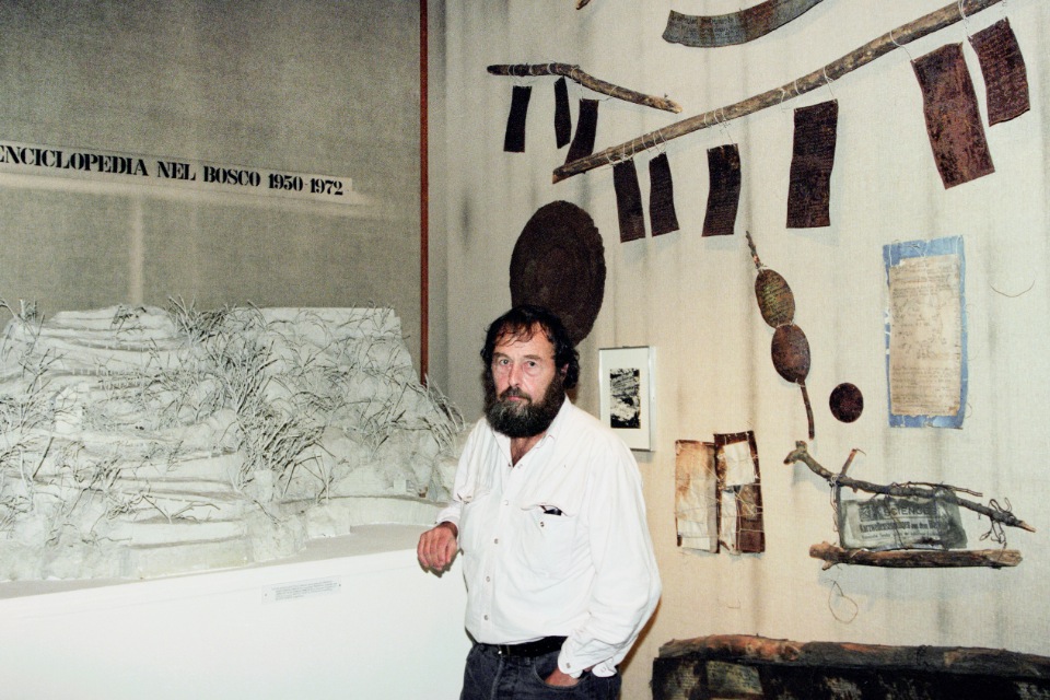 Harald Szeemann davanti al suo allestimento a Casa Anatta nel 1994 (Keystone)