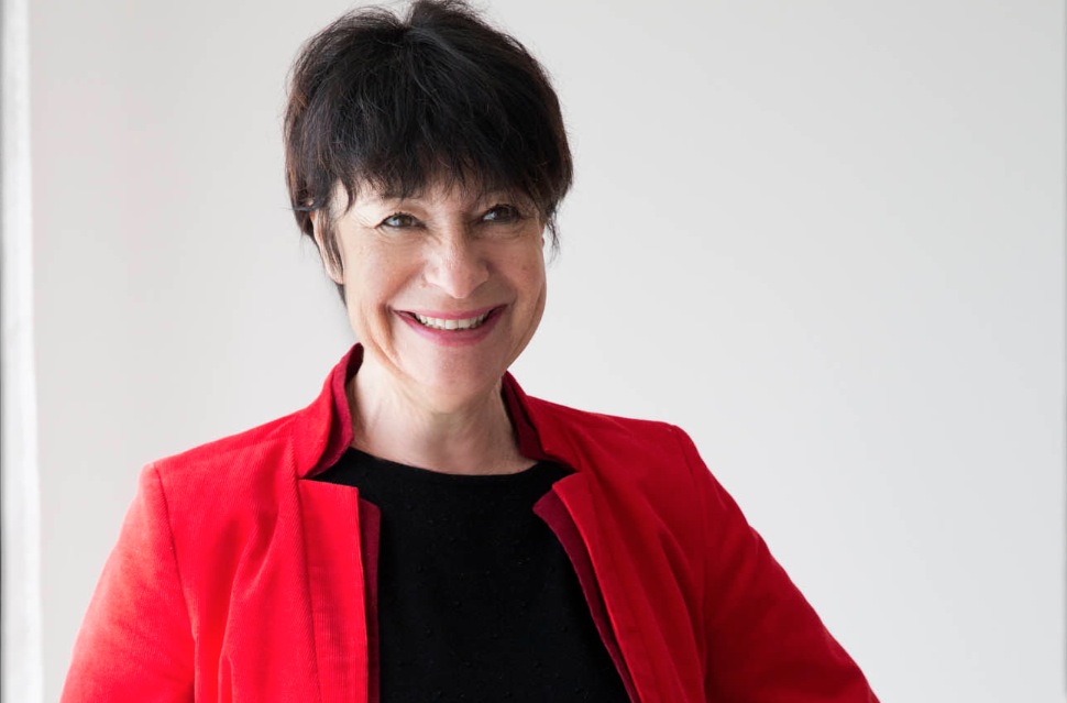 Docente di lettere, l’autrice ha scritto biografie, saggi e racconti tradotti in numerose lingue (M. Rougemont)