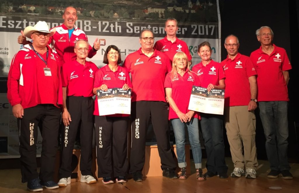 Al centro, tra le due colleghe, Francesco Citriniti durante la premiazione degli ultimi Campionati del mondo di HST in terra ungherese (MAD)