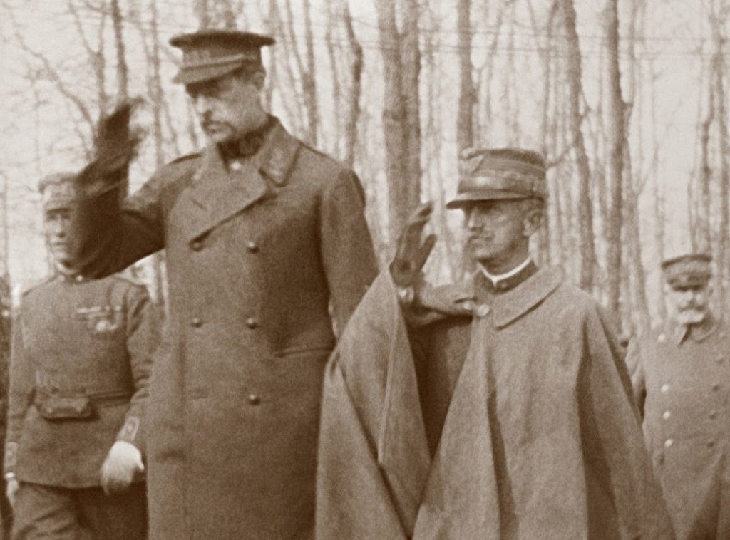 La sua statura è stata oggetto di ironia: Vittorio Emanuele III con re Alberto I del Belgio (Wikimedia)