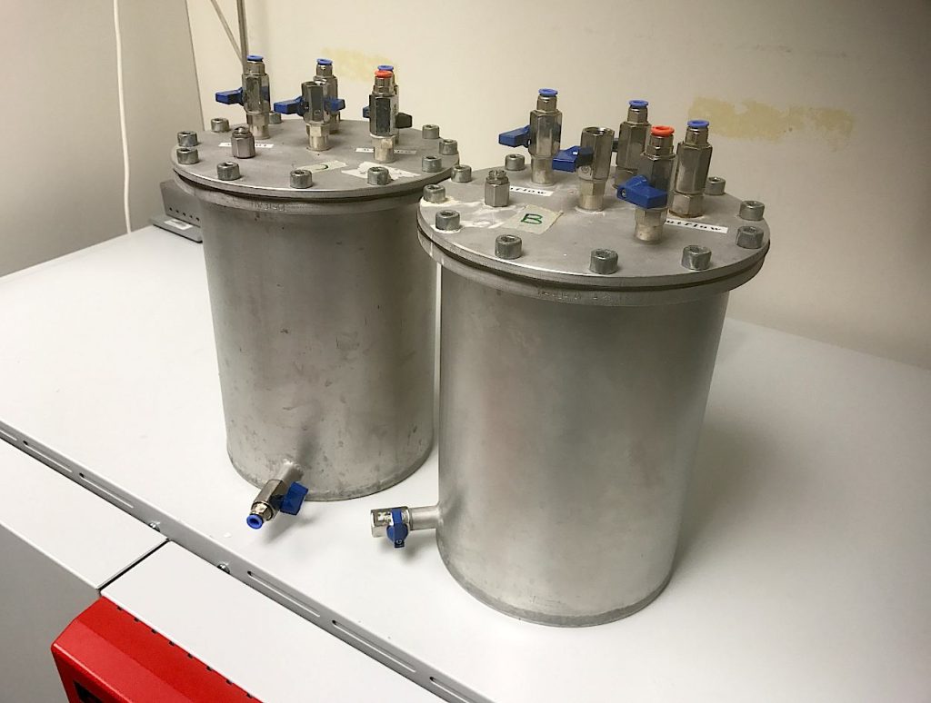 Entrambi i reattori hanno una capacità di 5 litri. Negli esperimenti sono state digerite solo poche centinaia di ml di substrato (B. Vogel)