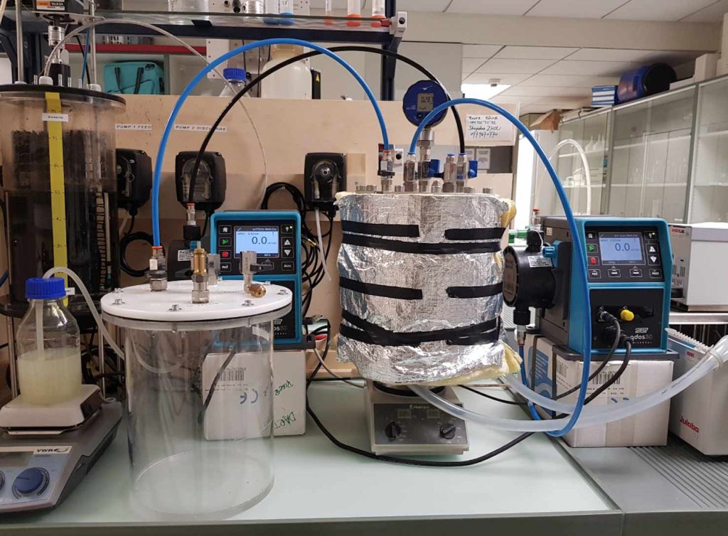 La biomassa attiva per la prima e seconda fase di digestione viene preparata («selezionata») in laboratorio (SUPSI)