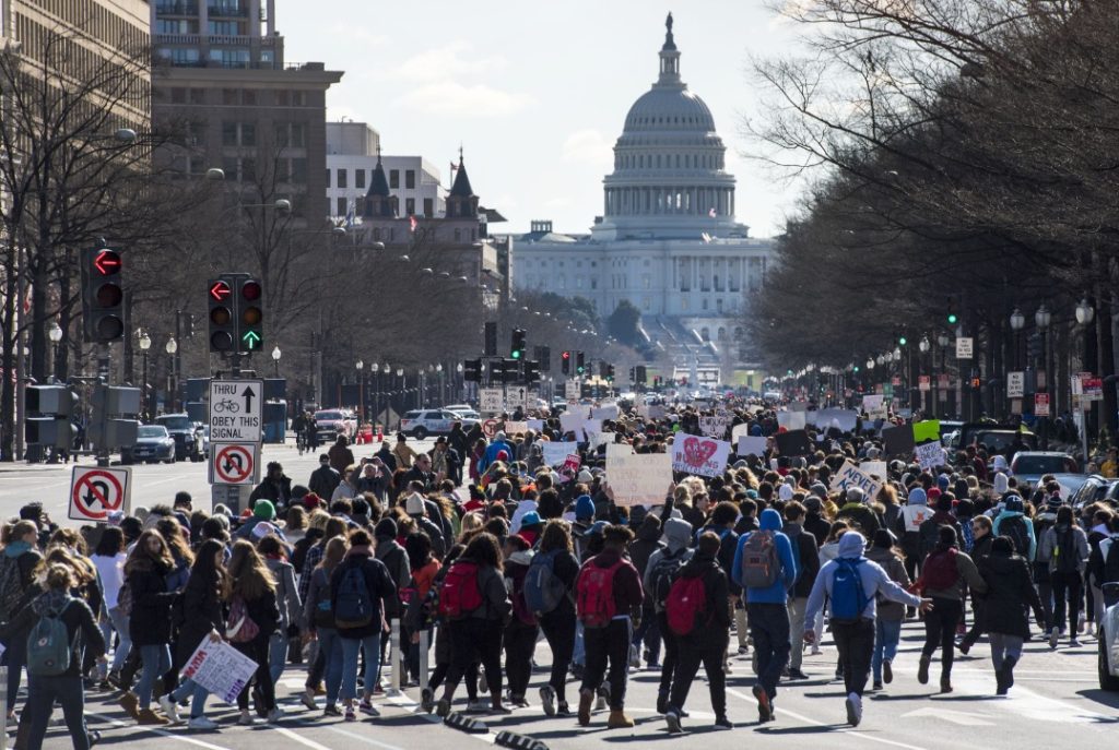 Marcia di protesta a Washington lo scorso 14 marzo: i giovani in piazza, come nel 1968 (Keystone)