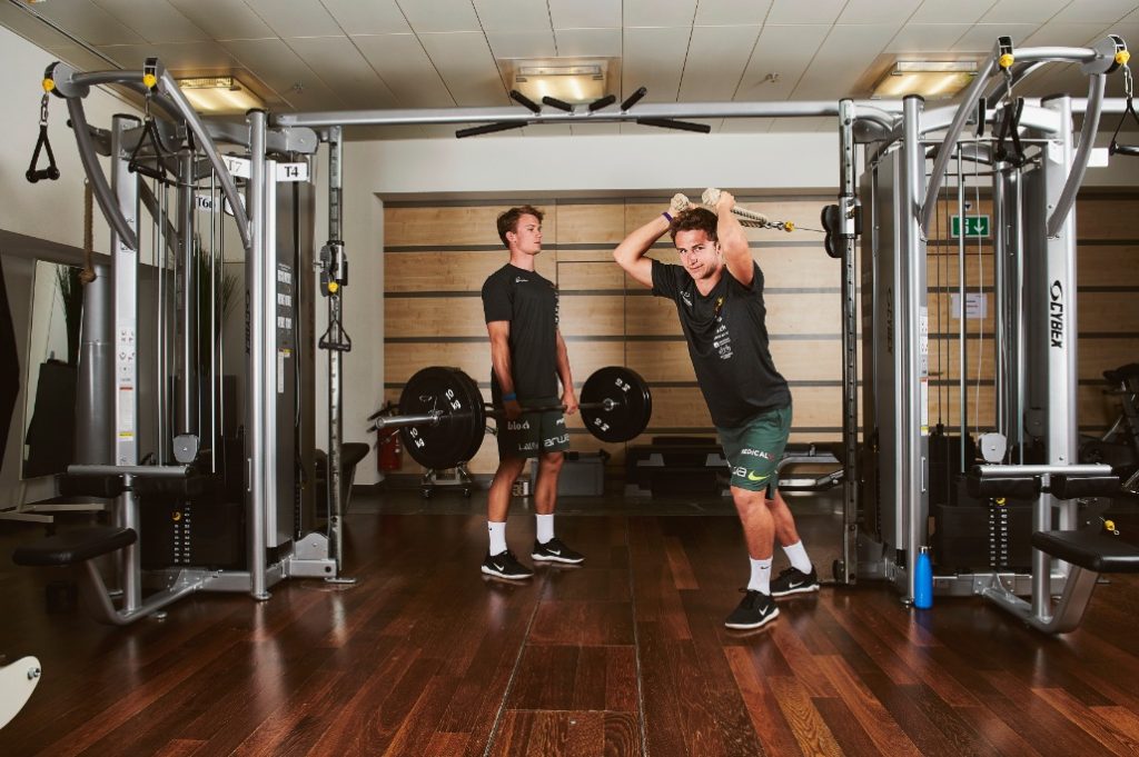 Allenarsi con i campioni del mondo: i giocatori di beach volley Florian Breer e Yves Haussener sono clienti abituali del Fitnesspark Migros Heuwaage (Paolo Dutto)