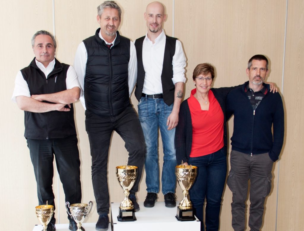 Nella foto (da sin.) i gerenti delle cinque filiali vincitrici: Luigi Maggiotto (Tesserete), Bilin Kresimir Gacina (Mendrisio), Stefano Barbi (Sementina), Tindara Rano (Mendrisio Sud), Roberto Basile (Molino Nuovo)