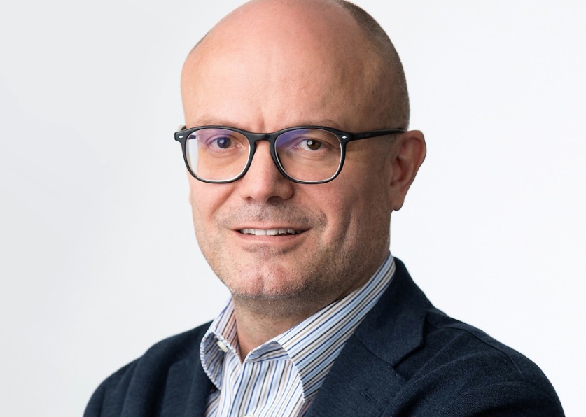 È sposato, padre di due figlie ormai adulte e vive con la famiglia in Ticino