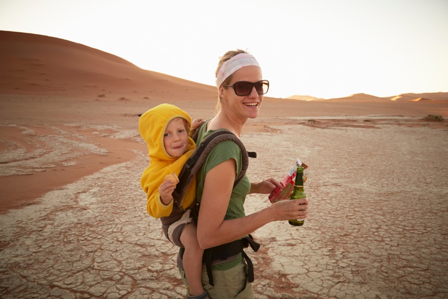 I giovani in genere sono più ottimisti degli anziani: una mamma passeggia con il suo bambino nel deserto della Namibia (Marka)