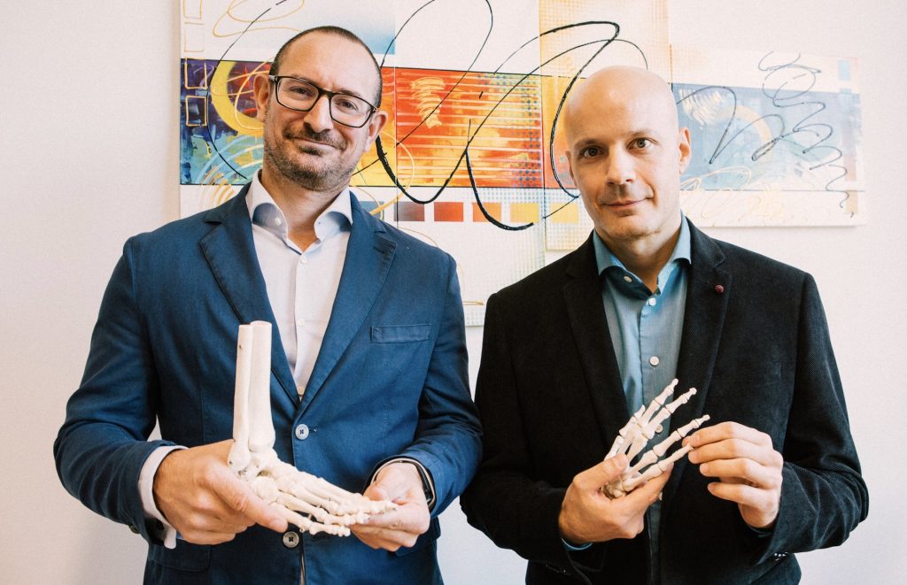 I chirurghi dottor Jochen Müller e Daniele De Spirito (V. Cammarata)