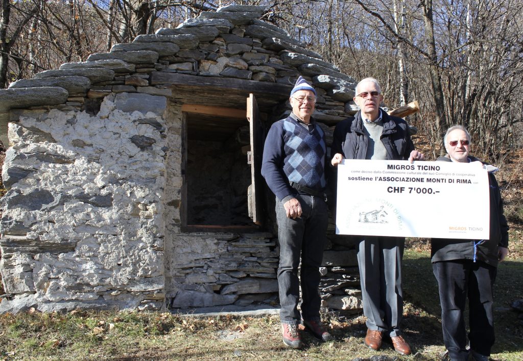 Mario Colombo, al centro nella foto, in occasione della consegna del premio all'Associazione Monti di Rima