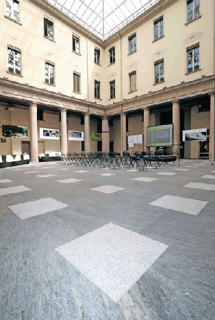 La corte interna ha subito diverse modifiche: la copertura in vetro e una nuova pavimentazione (CdT - Maffi)