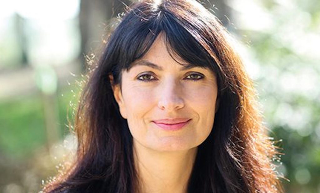 È nata in Francia nel 1967; il suo libro <i>Cambiare l'acqua ai fiori</i> è stato uno dei più venduti in Italia nel 2020 (europaeditions.com)