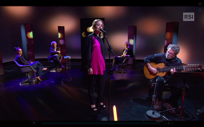 Pilar durante uno degli intensi momenti musicali