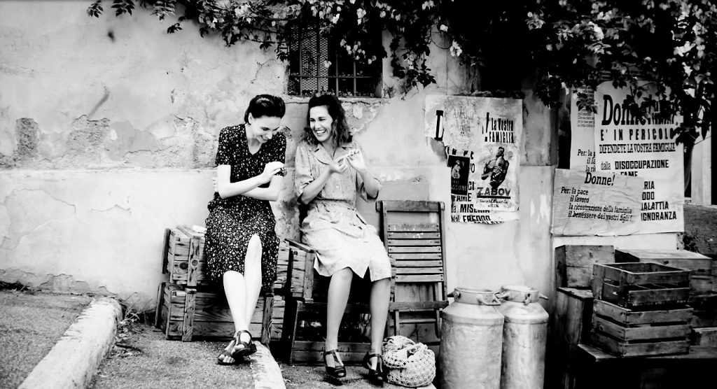 Marisa e Delia si fumano la sigaretta durante uno dei momenti poetici del film (YouTube)