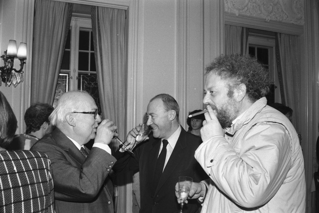 I salotti letterari svizzeri di un tempo: Niklaus Meienberg (a destra), l’editore Daniel Keel (al centro) e Friedrich Dürrenmatt (a sinistra) al Zunfthaus zur Meisen di Zurigo il 5 gennaio del 1986 (Keystone)