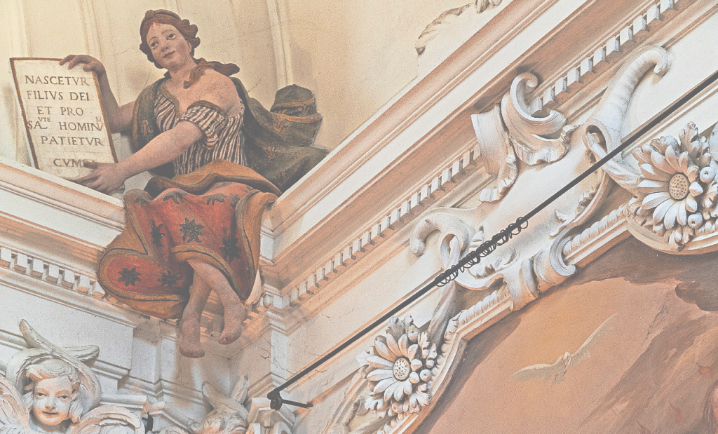 In basso una figura policroma arricchisce lo splendido apparato decorativo interno della chiesa