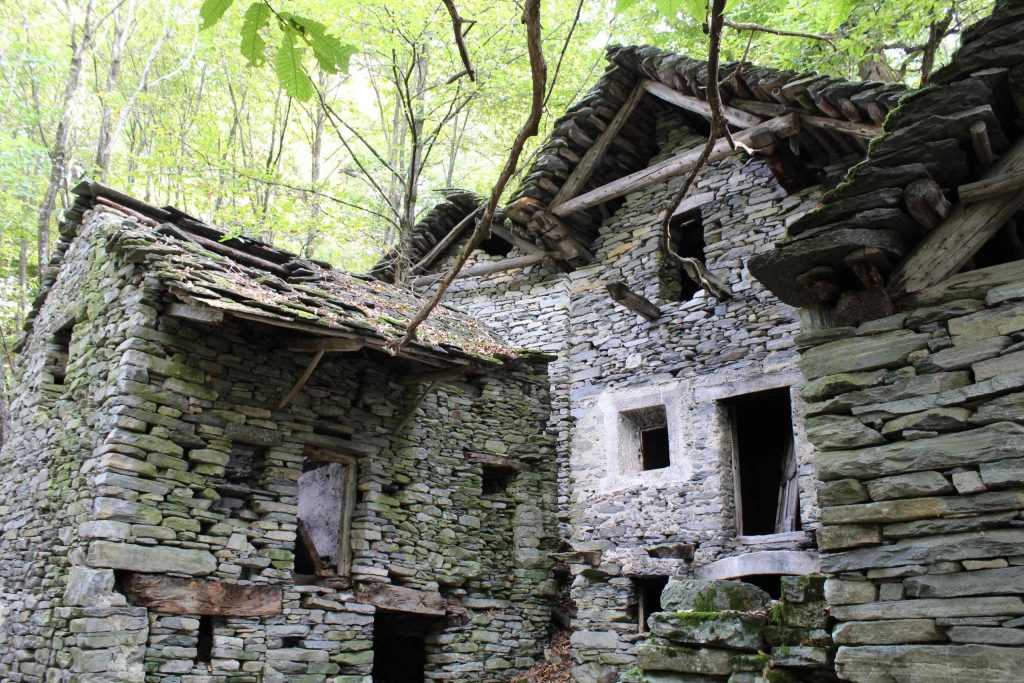Alcuni edifici del nucleo del villaggio abbandonato di Faido
