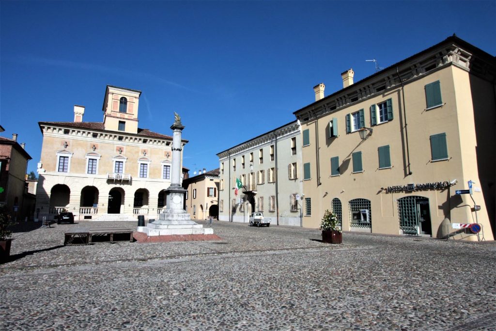 Piazza Ducale e sul fondo Palazzo Grande/Ducale, simbolo rinascimentale del potere politico
