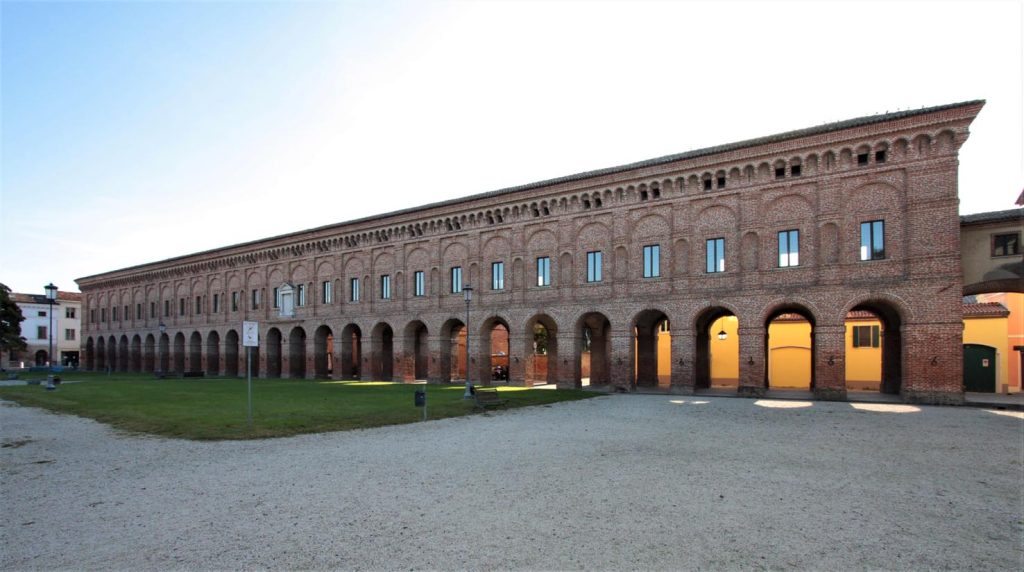 L’imponenza della Galleria degli Antichi, un tempo sede espositiva dei marmi del Duca