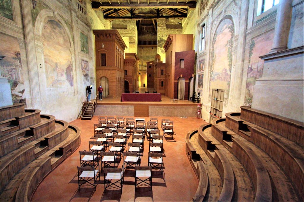 Il palcoscenico del Teatro Olimpico con il fondale ligneo fisso