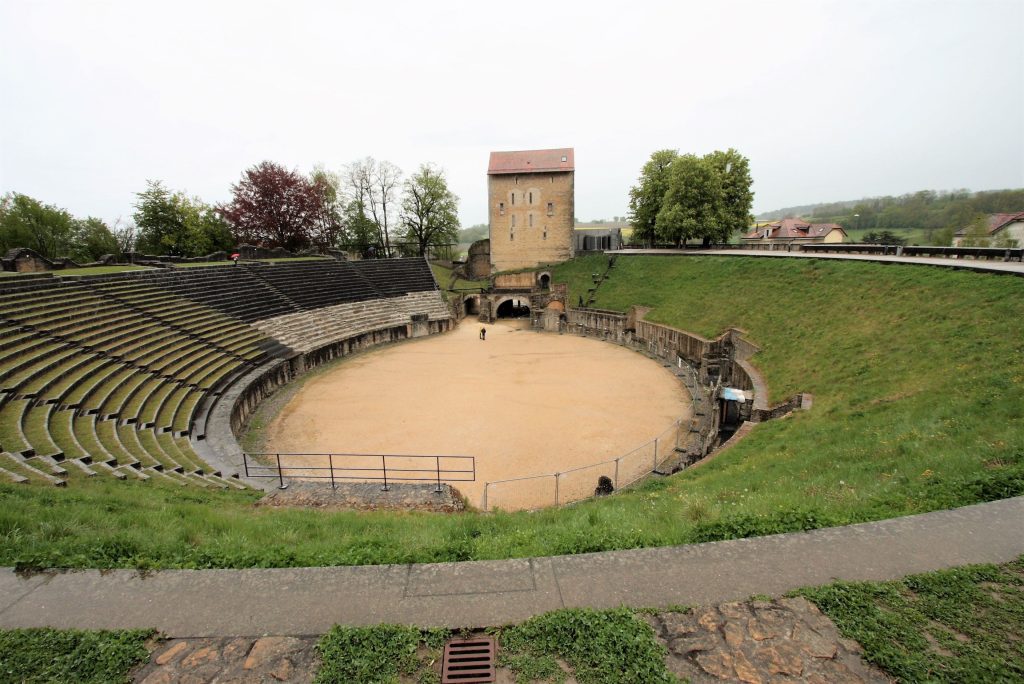 L'anfiteatro di Aventicum con la torre medievale (Tommaso Stiano)